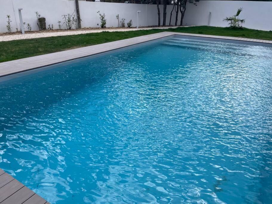 Villa Pieds Dans L'Eau カリー・ル・ルエ エクステリア 写真